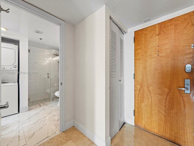 Building Photo - 1200 Brickell Bay Dr