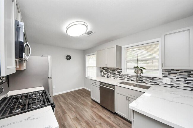 Primary Photo - 3111 Tanglebriar Dr