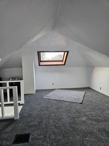 Building Photo - 624 Parsells Ave