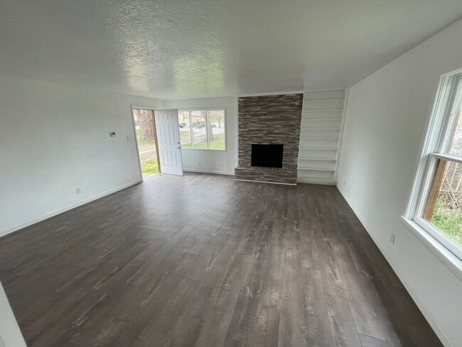 Building Photo - 3916 Homedale Rd