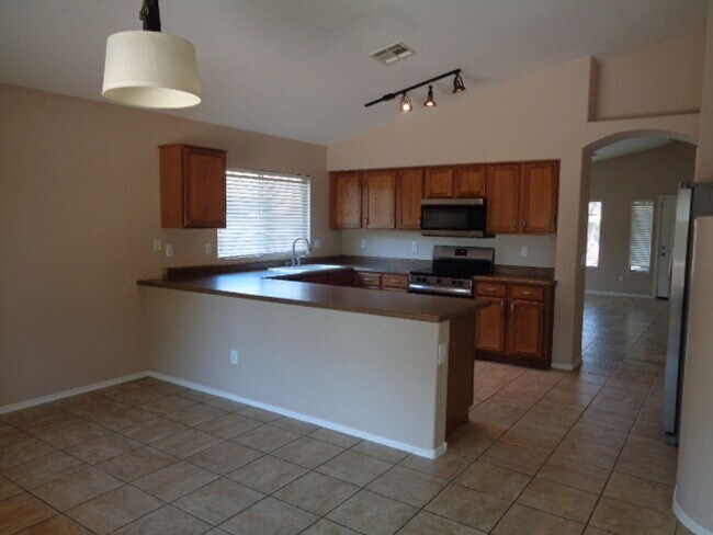 Building Photo - Beautiful 3 bedroom home in lovely neighbo...