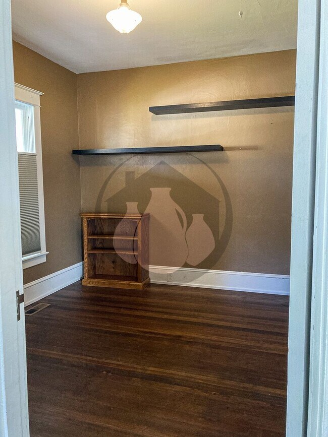 Building Photo - Single Level House - Ready for you to call Home!!