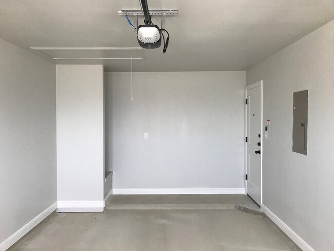 Building Photo - Gorgeous 2 bed/2 bath near Bunny Trail