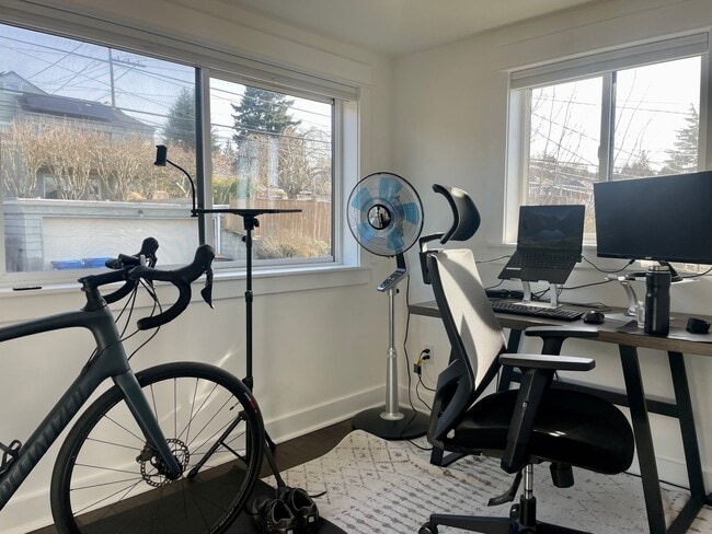 Building Photo - Welcome Home 2b/1ba Sun Drenched Townhome - West Seattle Fauntleroy Neighborhood