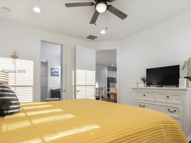 Building Photo - 1388 Good Life Wy