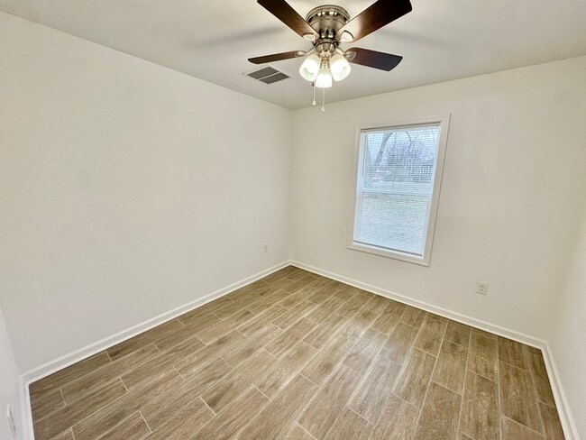 Building Photo - 581 Gilleas Rd