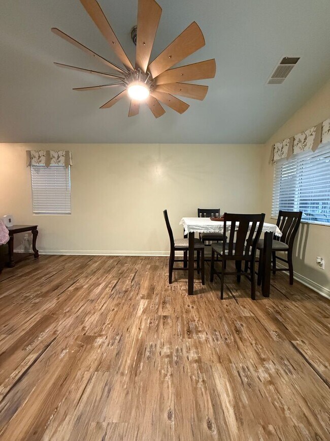 Building Photo - Beautifully Maintained 3-Bedroom Plus Offi...