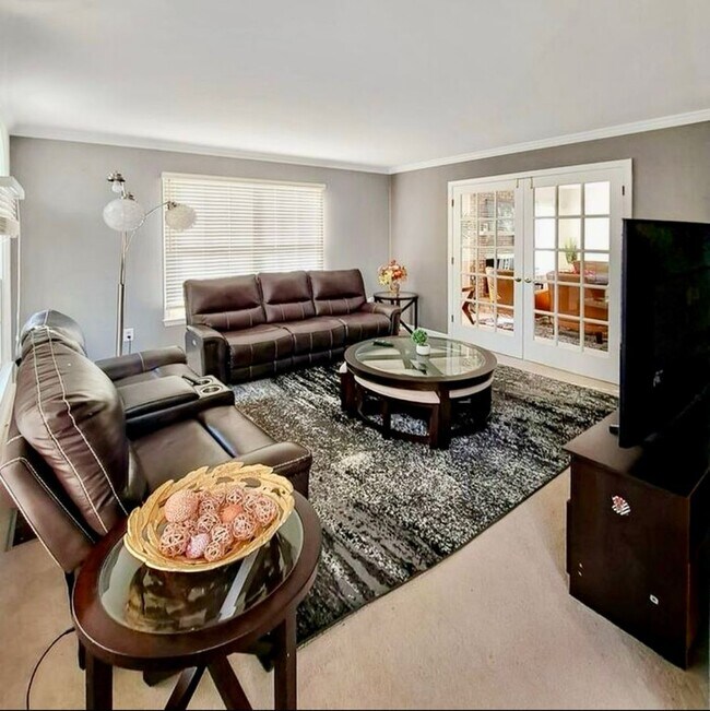 Building Photo - Amazing 5 BR/3.5 BA Single-Family Home in ...
