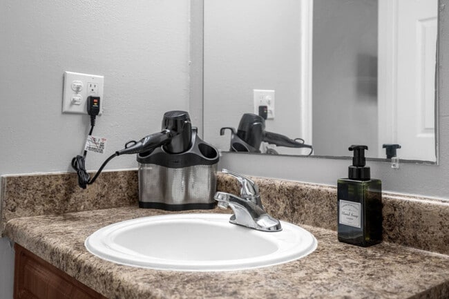 Building Photo - 13921 Heritage Club Dr