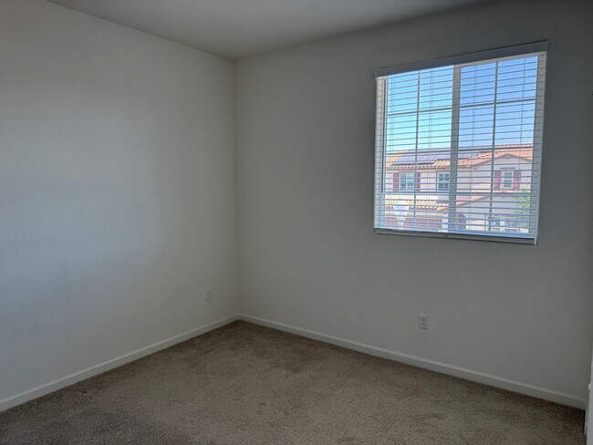 Building Photo - Beautiful 5 Bedroom, 3 Bathroom, 2800 Sqft...