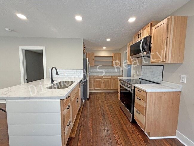 Building Photo - **Stunning Renovated 1-Bed Home Now Available**