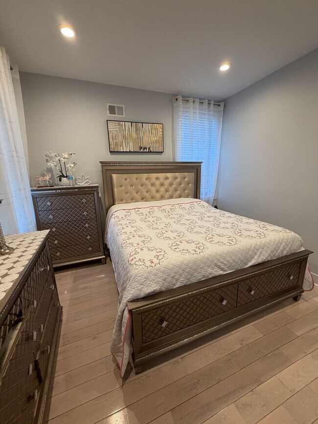 Building Photo - Move-In Ready 4BR Home in the Heart of Port Richmond!