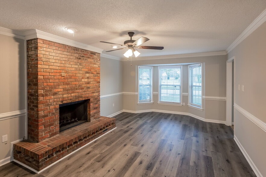 Building Photo - 7165 Chevy Chase Dr