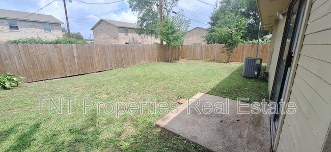 Building Photo - 2805 Sprucewood St