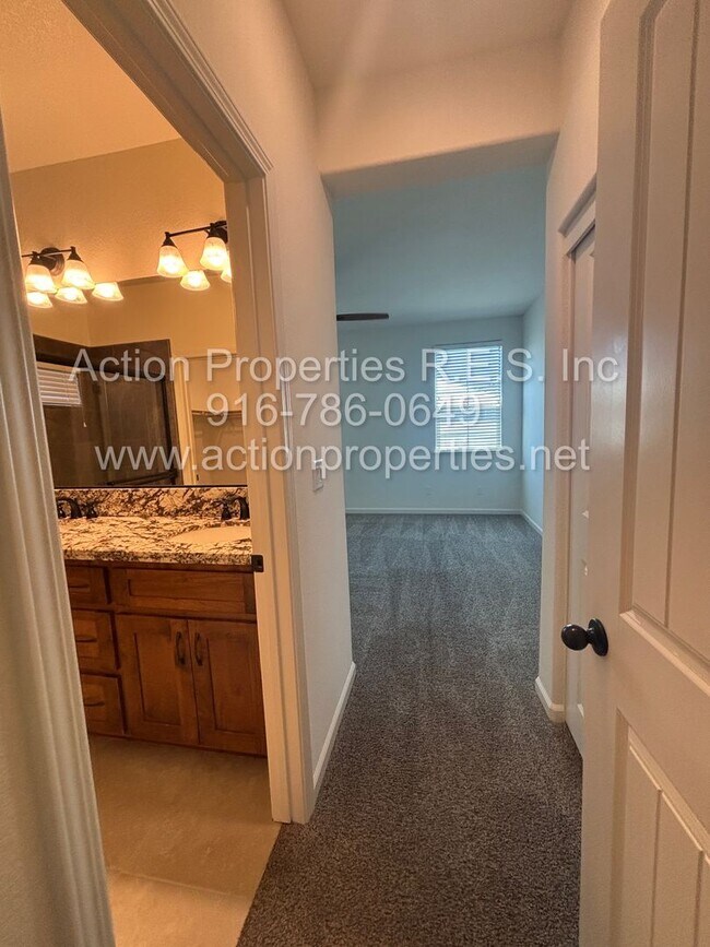 Building Photo - Solar - Whitney Ranch Newer Single Story, ...