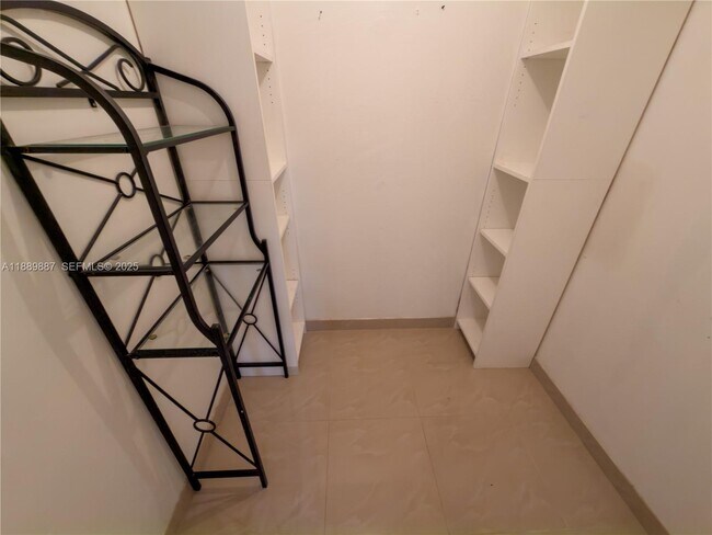 Building Photo - 325 W Laurel Dr