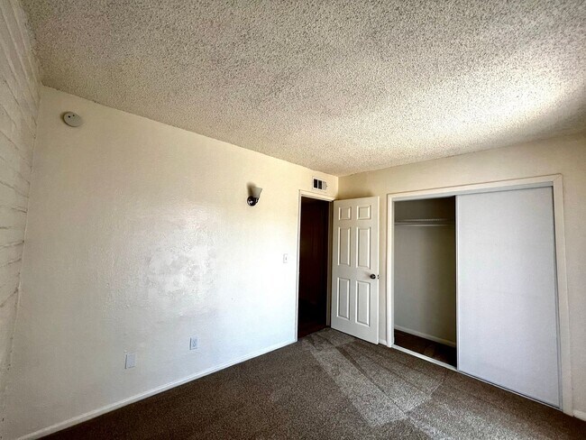 Building Photo - Charming 2 Bedroom Townhome with Private 2...