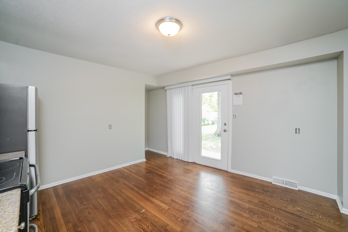 Building Photo - 317 NE Lakeview Dr