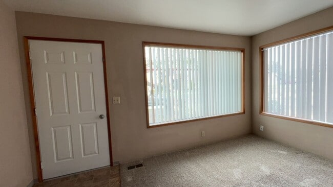 Building Photo - Welcome to this Charming 3 bedroom, 2 bath...