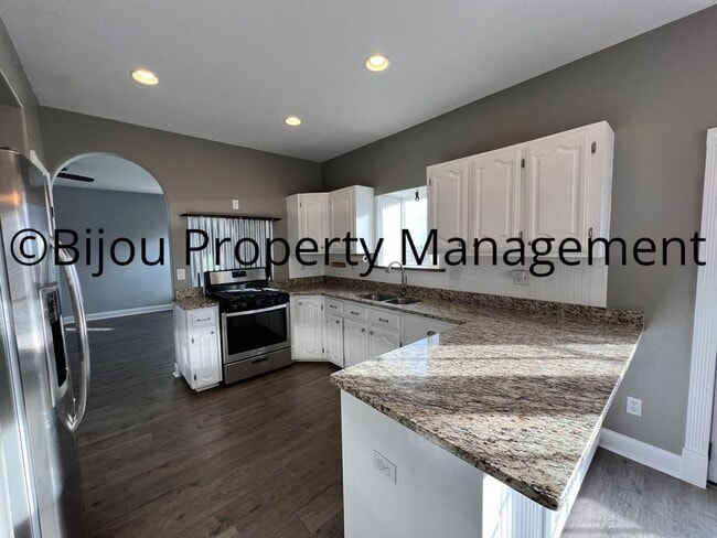 Building Photo - Spacious Country Living!