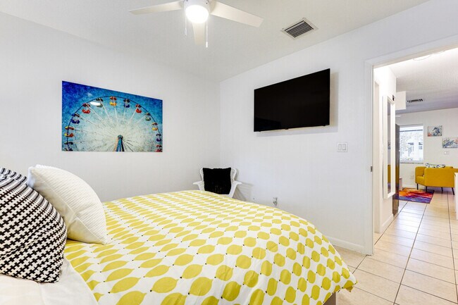 Building Photo - 412 NE 4th Ave