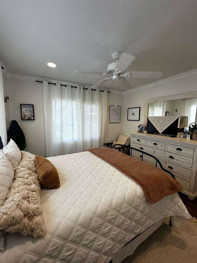 Building Photo - Gorgeous 3-Bedroom 2 bath Home with Pool A...
