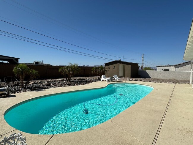 Building Photo - PENDING Furnished/or Un-Furnished - Pool h...