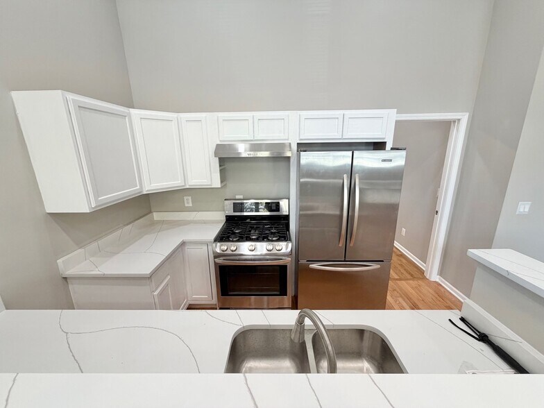 Building Photo - 1013 W 19th St