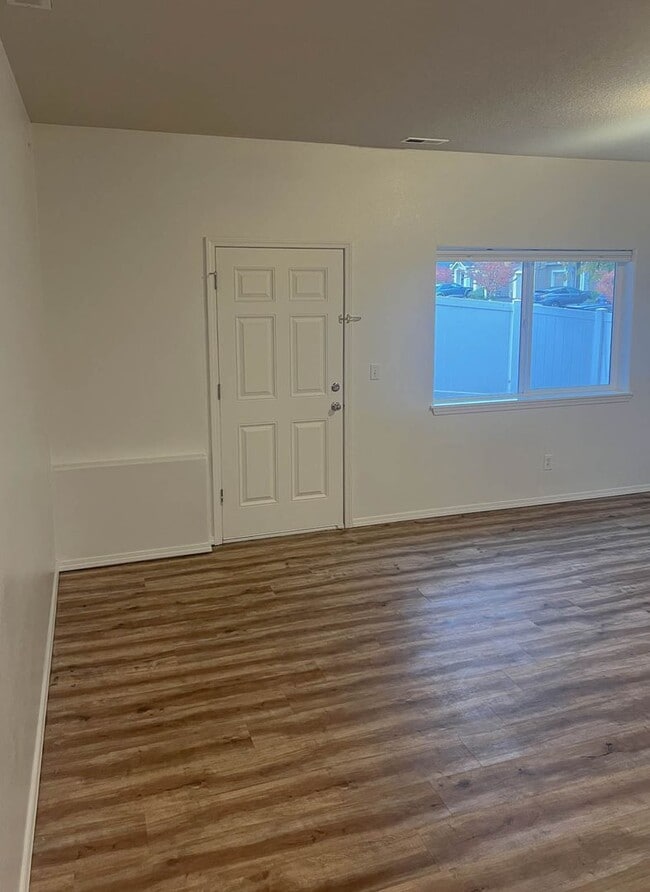 Building Photo - Beautiful West Linn Home in a Quiet, Desirable Neighborhood