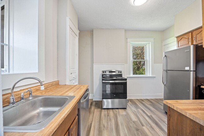 Building Photo - Evanston- Charming 3 bedroom 1 Bath
