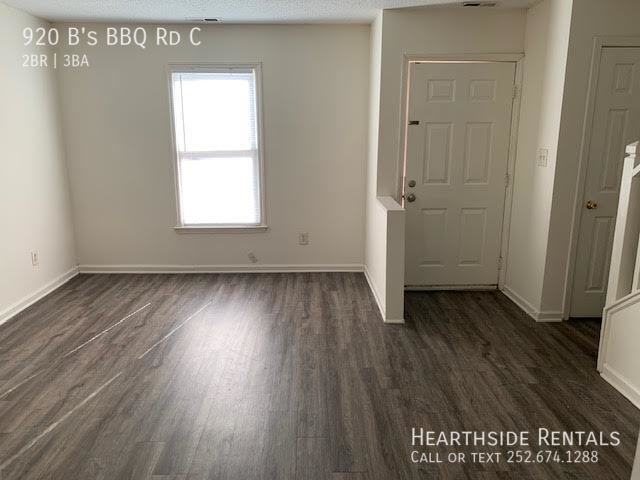 Building Photo - "Charming 2-Bed, 2.5-Bath Apartment in Gre...