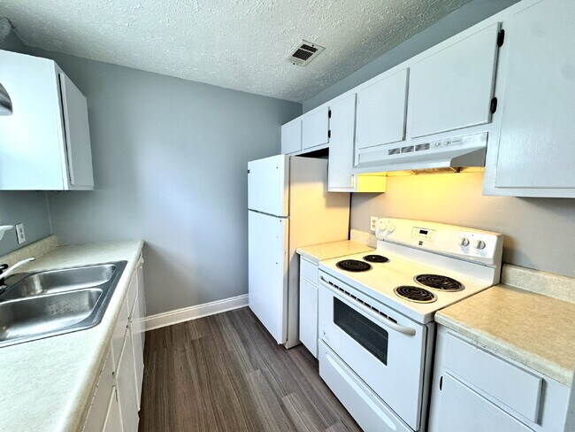 Building Photo - 2nd Floor - 2 Bedroom, 1 Bath in St. Andrews Area