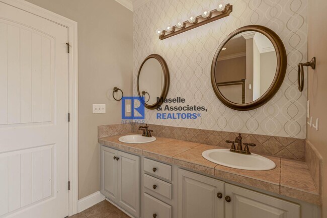 Building Photo - Beautiful 3 bedroom, 2 bathroom house in B...