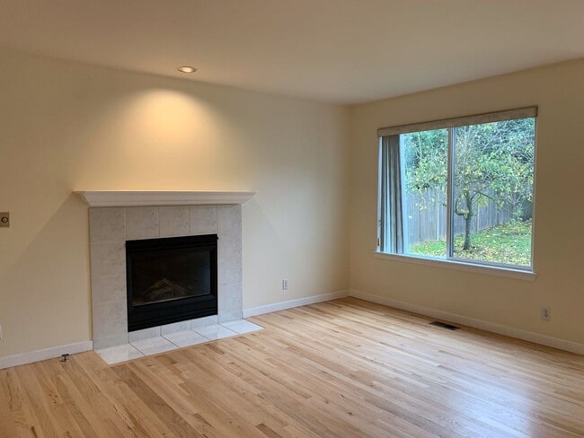Building Photo - Beautiful 4BR Home | Cul-de-Sac Setting | Prime Bellevue Location