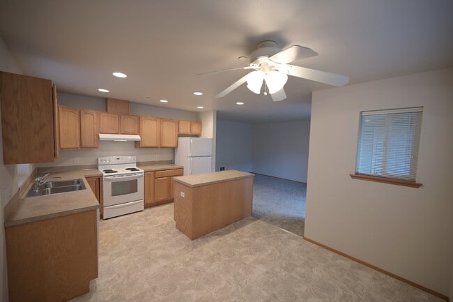 Building Photo - Super clean 2 bed 1 bath apartment in Port...