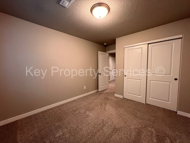 Building Photo - Spacious Townhome in Central Vancouver Location!