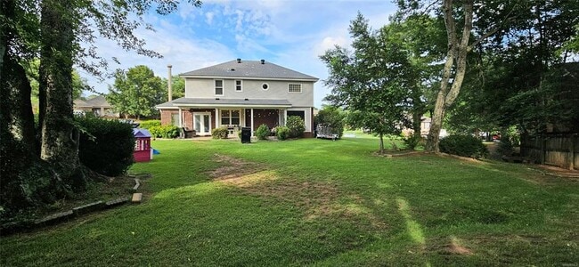 Building Photo - 210 Sweetbriar Ln