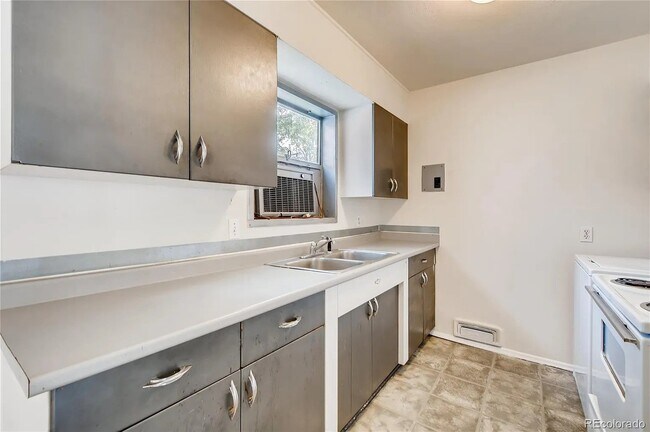 Building Photo - 1255 S Grape St