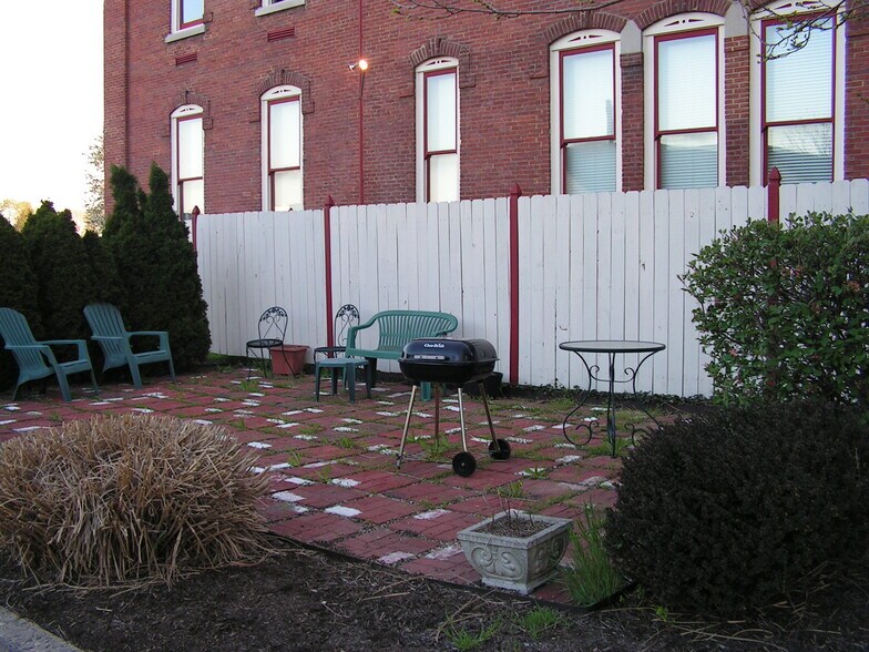 Common Patio - 714 Buchanan St