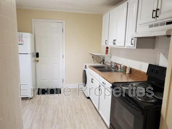 Building Photo - 402 Shaw St