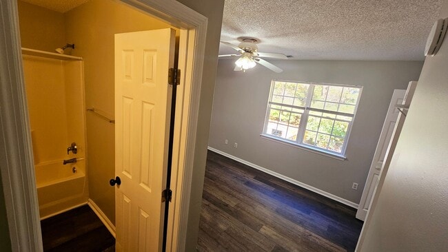 Building Photo - 2 BR 2.5 BA in Hunters Creek