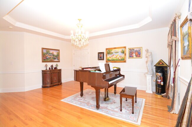 Building Photo - 4 Summit Way