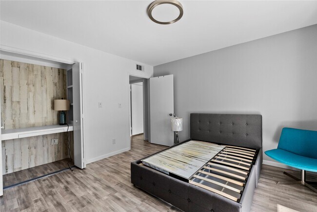 Building Photo - 604 S Ripple Creek Dr