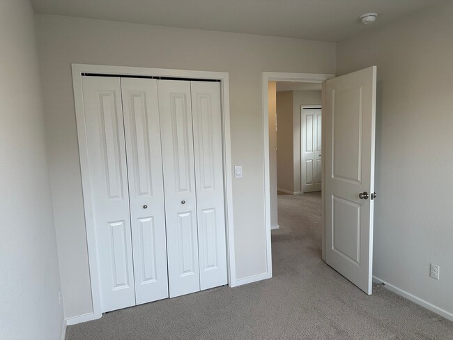 Building Photo - Newer 4 bedroom 2.5 bathroom house!