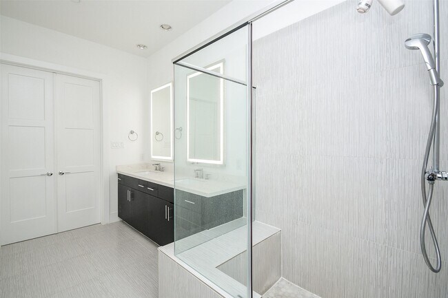 Building Photo - 2412 Canal St