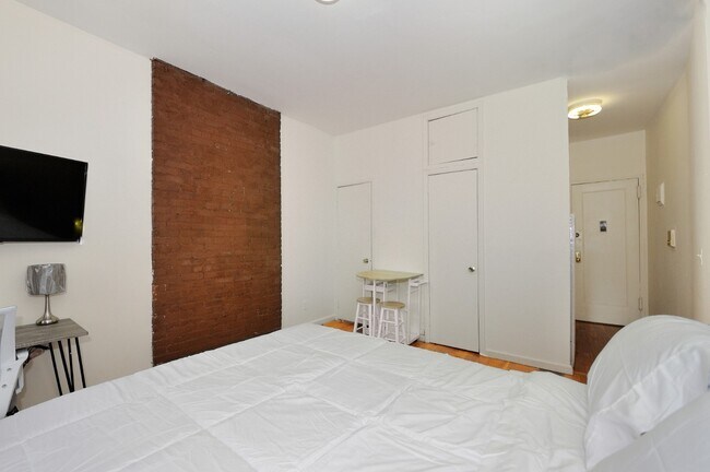 Building Photo - 300 E 92nd St