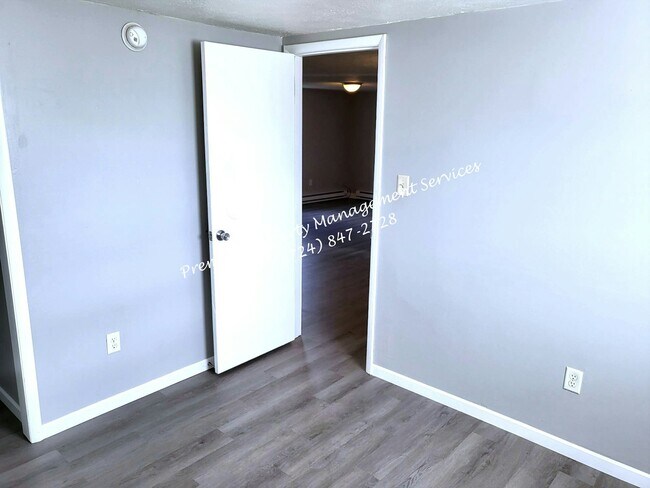 Building Photo - 536 Center Grange Rd