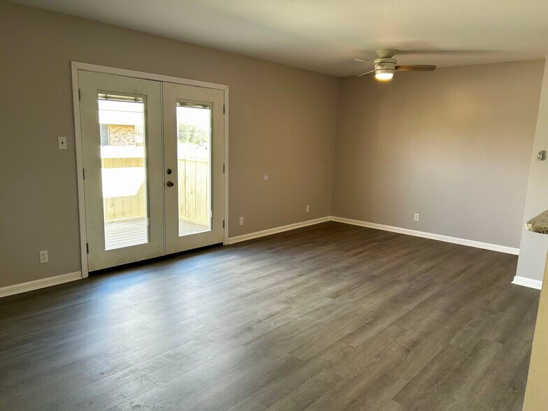 Building Photo - 305 Greenbriar St