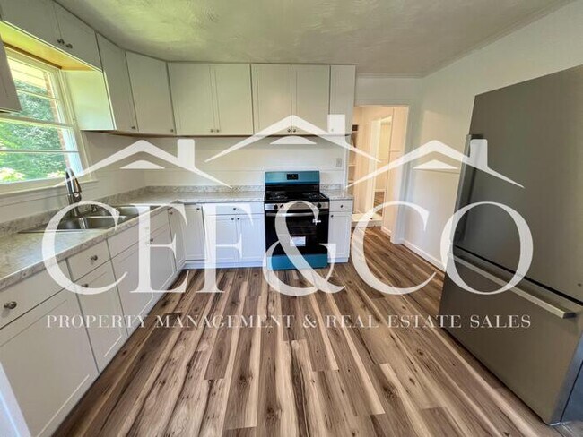 Building Photo - 2 bedroom now available in the City of Spartanburg!
