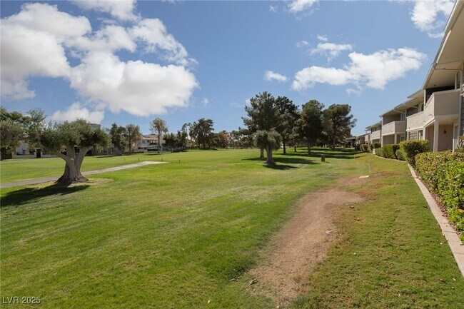 Building Photo - 753 Oakmont Ave